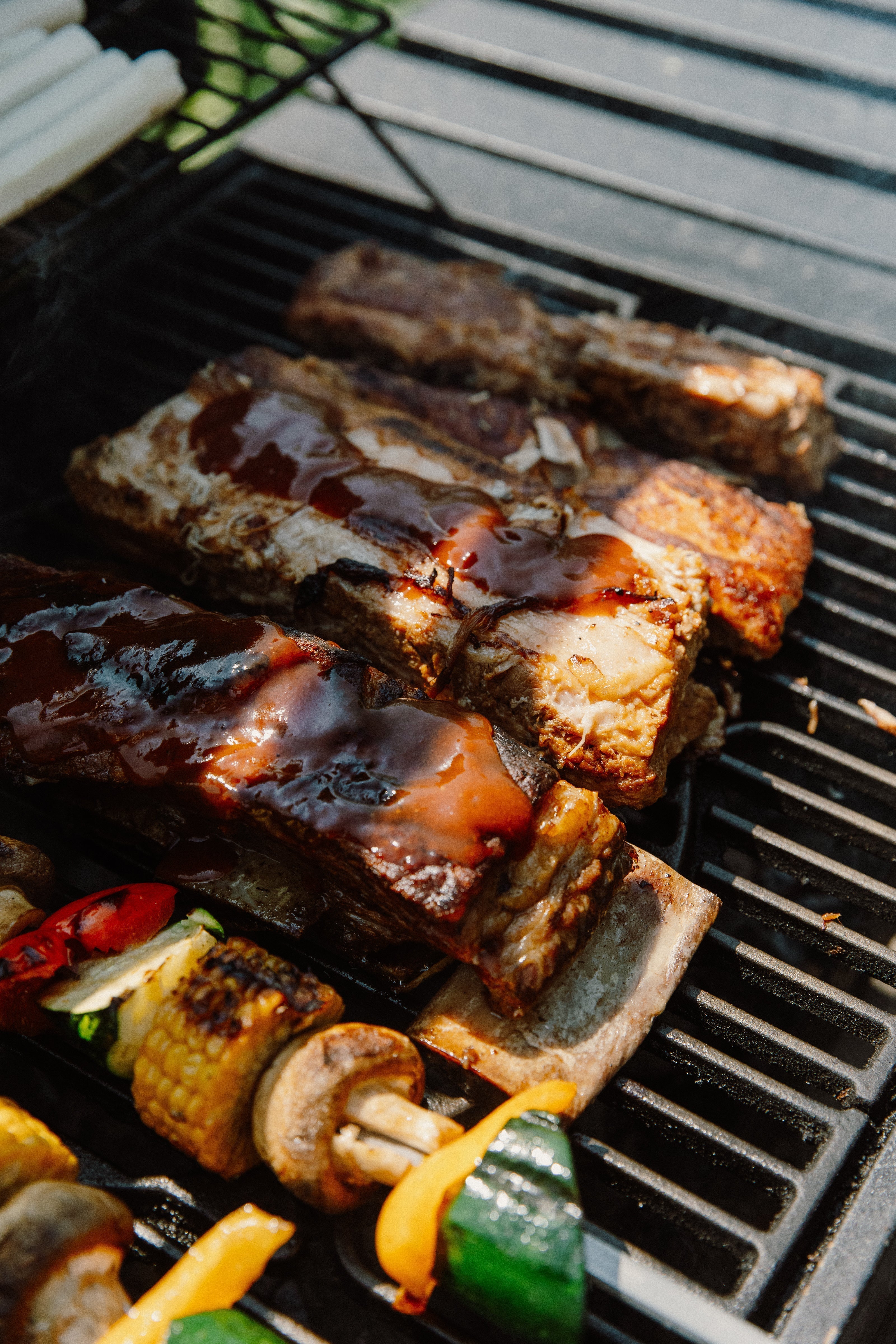 Liellopu ribas ar grill dārzeņiem